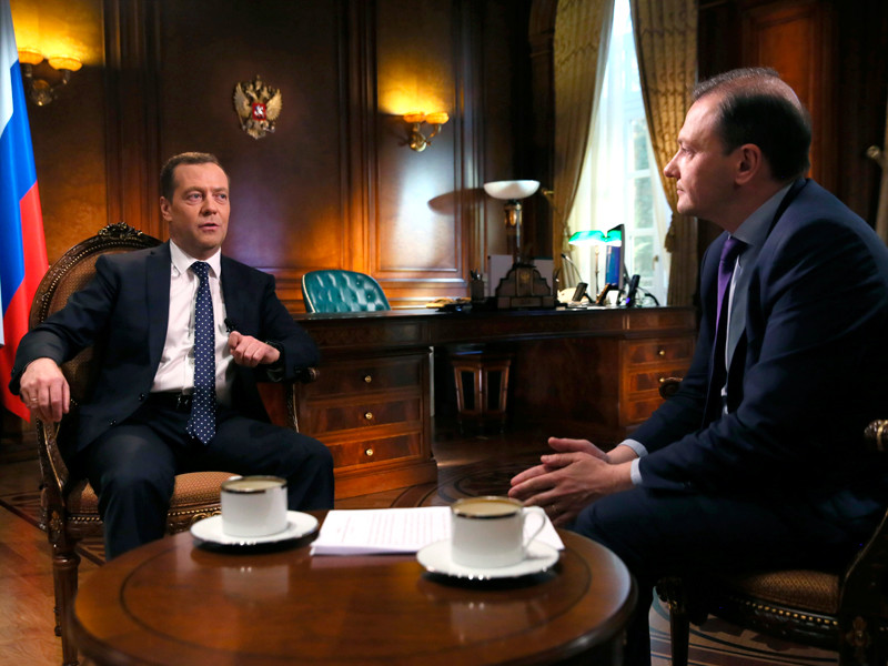 Председатель правительства РФ Дмитрий Медведев во время интервью ведущему программы "Вести в субботу" Сергею Брилеву