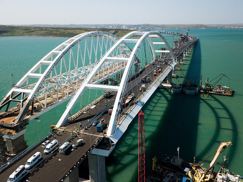 В 2015-2017 годах эти компании поставляли тяжелую технику, которая использовалась при строительстве крымского моста, обеспечивали ее обслуживание и ремонт