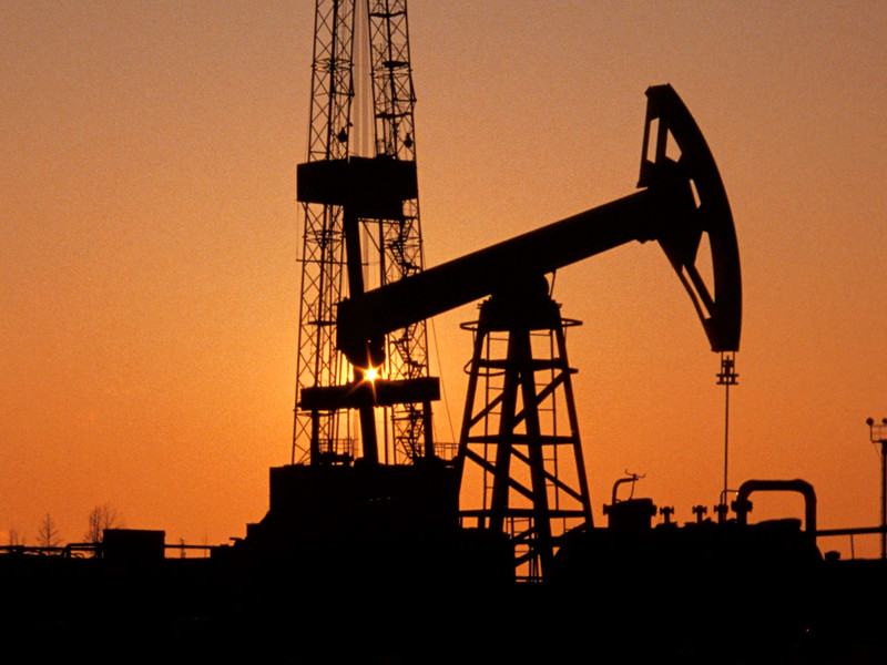 Нефть дешевеет на фоне роста числа буровых установок в США и подготовки новых санкций против Ирана