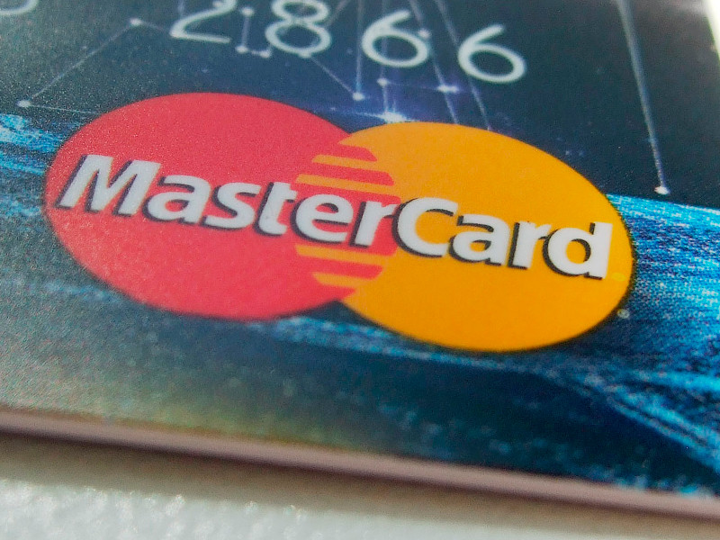 Первыми в проект Mastercard по снятию наличных на кассах магазинов вступят банк "Русский стандарт" и торговая сеть "Фасоль"