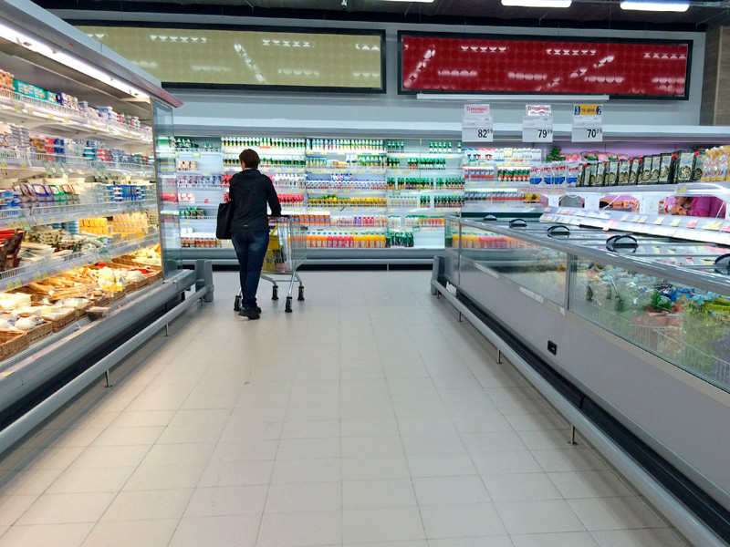 Большинство россиян не беспокоит отсутствие в магазинах импортных продуктов, которые попали под продовольственное эмбарго, введенное Россией четыре года назад. Такой вывод сделали эксперты холдинга "Ромир"