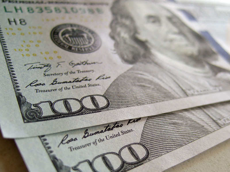 Курс доллара превысил 67 рублей. ЦБ назвал падение курса рубля "естественной реакцией" рынка	