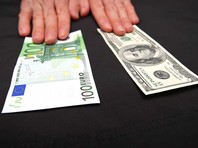 Рубль снижается к доллару и евро на опасениях введения новых санкций США