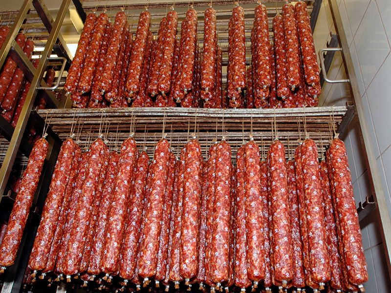 Производители колбас попросили правительство помочь в повышении закупочных цен