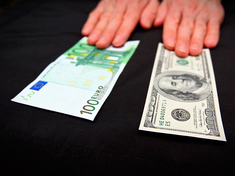 Доллар и евро превысили отметку в 70 рублей и 81 рубль впервые с 2016 года