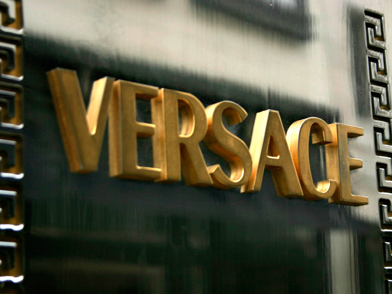 Производитель дизайнерской одежды и сумок Michael Kors покупает дом моды Версаче за 1,83 миллиарда евро