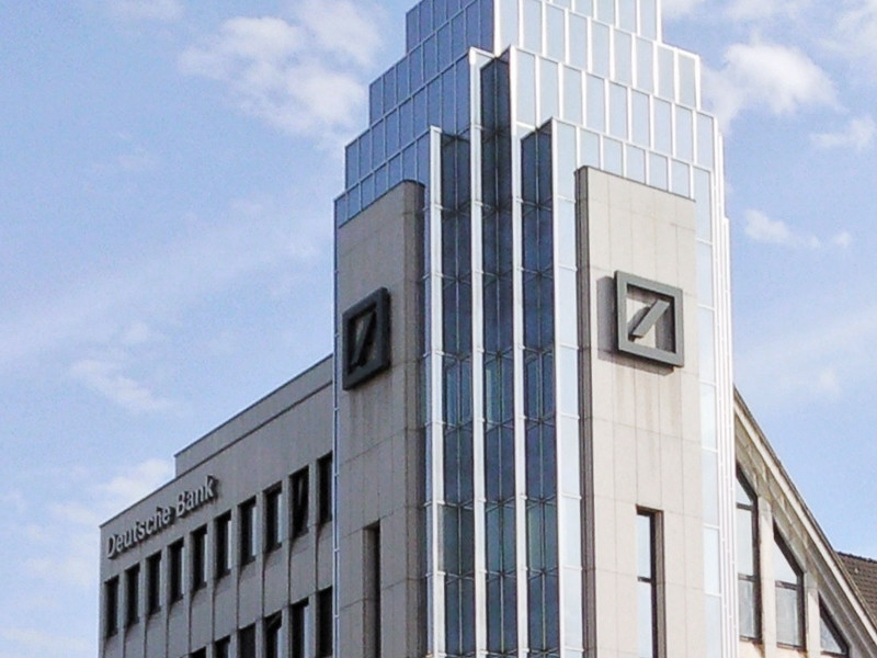 Крупнейший банк Германии Deutsche Bank планирует вывести 450 миллиардов евро активов из Лондона во Франкфурт в связи с усилившимся давлением со стороны Европейского центрального банка (ЕЦБ)