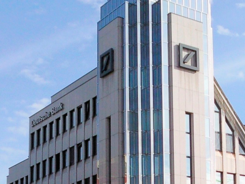 В шести офисах и штаб-квартире Deutsche Bank во Франкфурте по запросу прокуратуры и уголовной полиции идут обыски по делу об отмывании денег