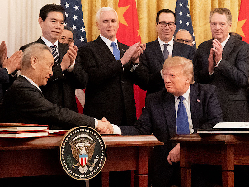 Президент США Дональд Трамп и вице-премьер Госсовета КНР Лю Хэ подписали в среду соглашение о первой фазе сделки об урегулировании двусторонних торговых споров