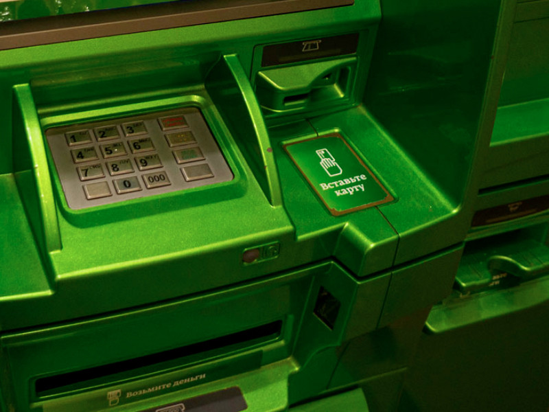 "Сбербанк" стал начислять комиссию в 1% на денежные переводы через банкоматы 