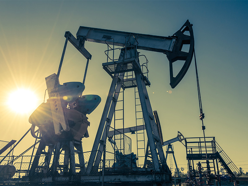 Страны ОПЕК+, включая Россию и Саудовскую Аравию, договорились продлить до конца июля сделку по сокращению добычи нефти на 9,7 млн баррелей в сутки
