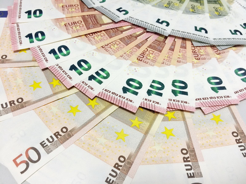Курс евро поднялся выше 92 рублей впервые с ноября
