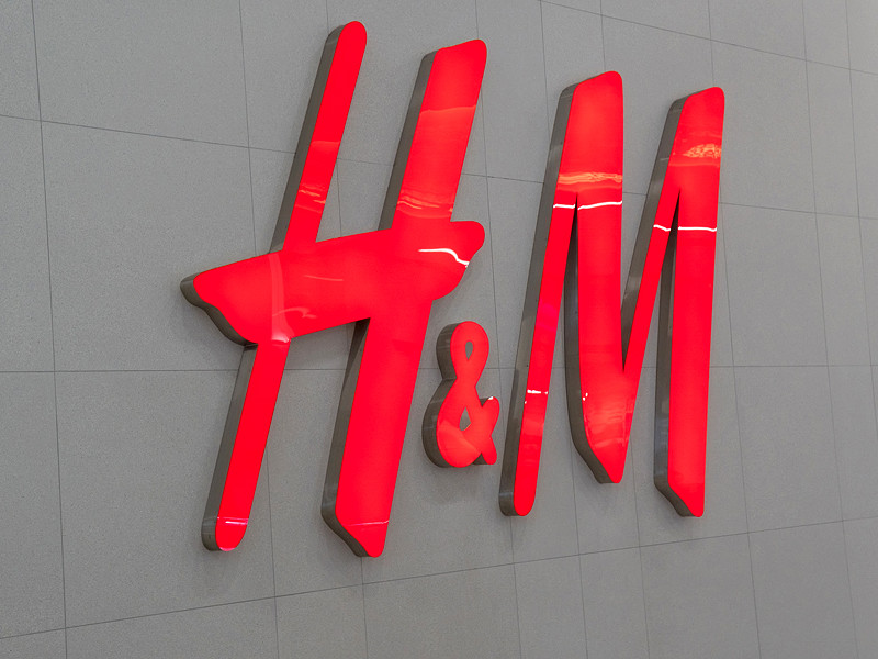 Федеральная таможенная служба России возбудила уголовное дело в отношении российского подразделения ретейлера одежды H&M, заподозрив его в уклонении от уплаты пошлин на 3,1 миллиарда рублей