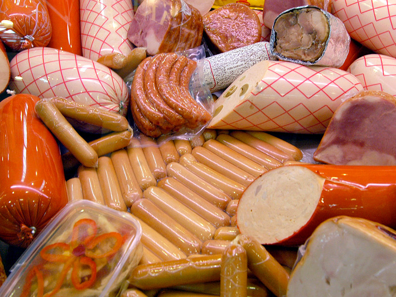 Мясопереработчики добиваются от ритейлеров повышения закупочных цен на 10-15% на готовую продукцию, включая колбасы и сосиски