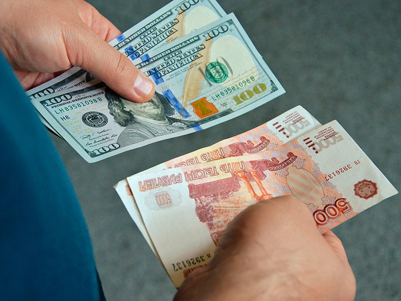 Рубль заметно подешевел к доллару и евро в ожидании новых санкций США