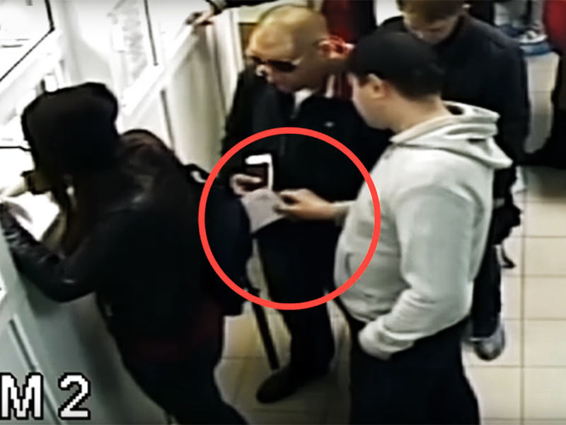 В поликлинике Екатеринбурга обворовали девушку, пролезшую без очереди к окошку регистратуры