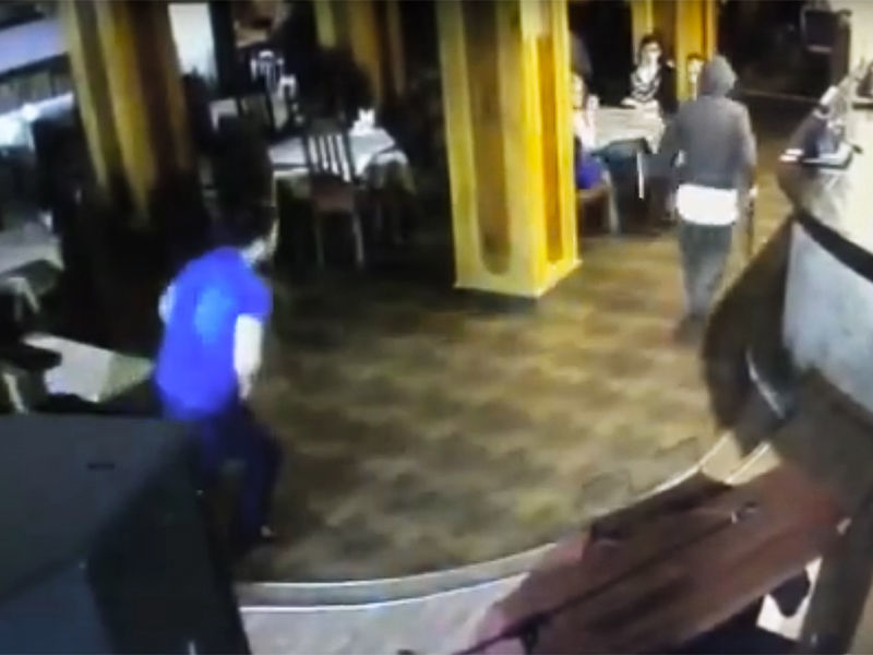 В Махачкале сотрудники правоохранительных органов выясняют обстоятельства стрельбы, произошедшей в среду в ресторане "Петровск"