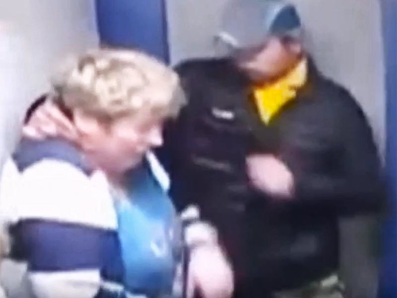 Московские полицейские ищут грабителя, который напал в лифте на женщину и жестоко избил ее. Преступление было снято камерой наблюдения, установленной в кабине лифта