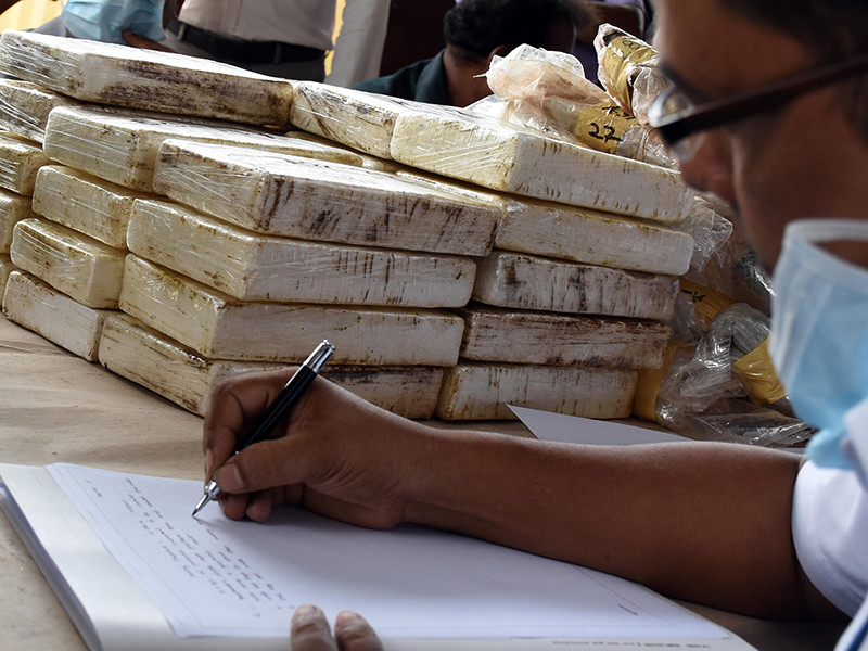 Более 91 килограмма кокаина обнаружено в трех мешках внутри транспортного контейнера с сахаром, прибывшим в Коломбо из Бразилии. Стоимость найденной партии наркотиков оценивается в 2 миллиарда рупий (13,8 миллиона долларов)