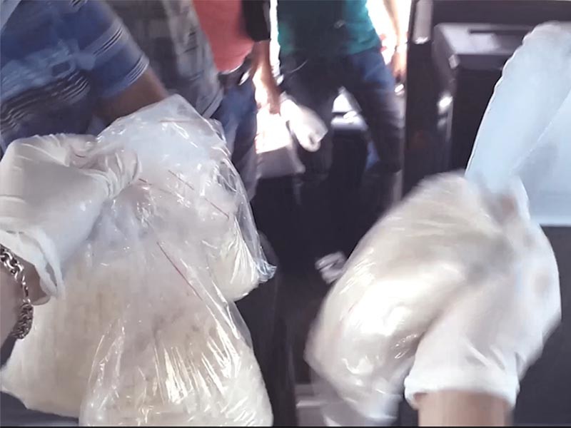 В ходе личного досмотра у пассажира рейсового автобуса "Воронеж - Астрахань" обнаружили и изъяли полиэтиленовые пакеты с подозрительным веществом