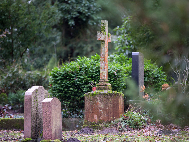 Прямо на кладбище злоумышленник надругался над престарелой жительницей города Иббенбюрен, пришедшей на могилу своей сестры