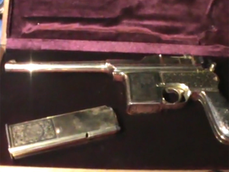 У одного из них был конфискован раритетный пистолет Mauser с золотым покрытием и инкрустацией в восточном стиле