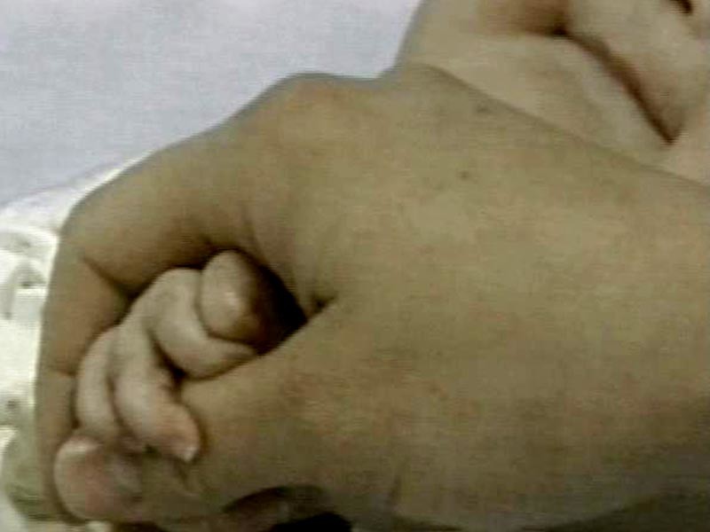 Чиновники социальных служб и полицейские Копейска Челябинской области изъяли из семьи шестимесячного ребенка, который подвергался истязаниям