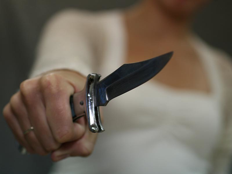 Полиция Владивостока привлекла к административной ответственности и взяла на заметку мать малолетнего ребенка, которого случайно ранила ножом ее подруга