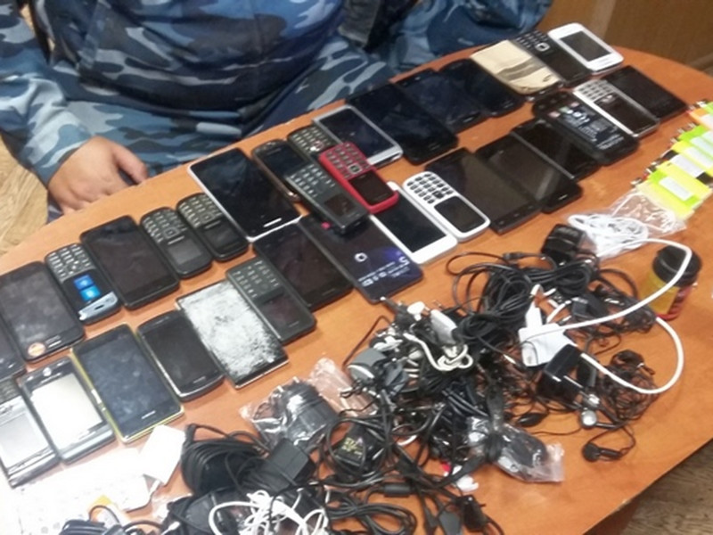 На въезде в колонию на Урале задержана "ГАЗель" с 40 телефонами, Wi-Fi роутером и 28 литрами алкоголя