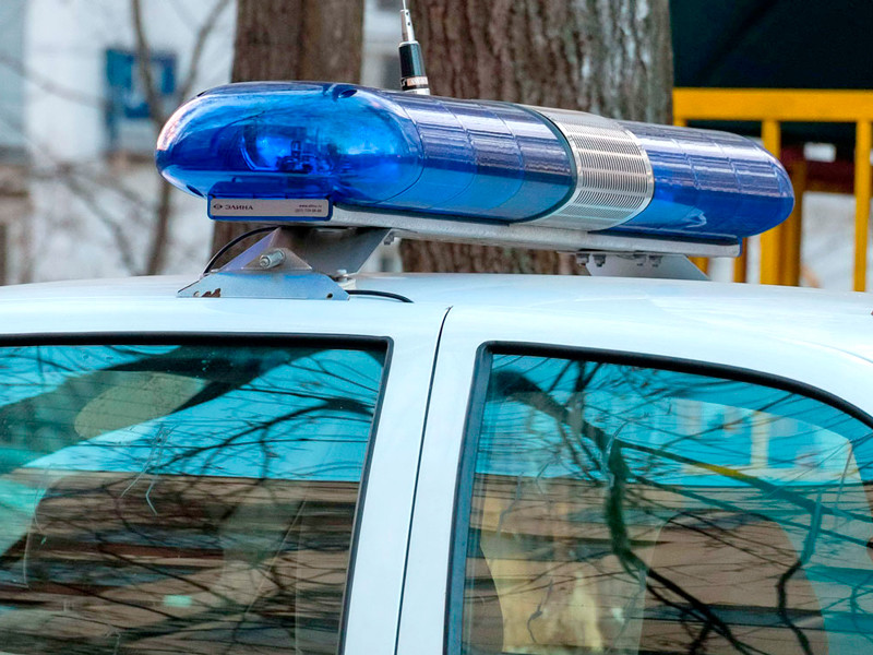 Жители Дагестана избили и обезоружили полицейского, который пытался отнять 330 тысяч рублей у торговцев