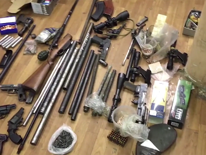 В Москве у ювелира, изготавливавшего в своей мастерской оружие, изъято 12 пистолетов, три винтовки и гранаты