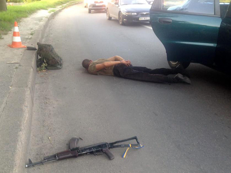 В украинском Харькове полицейские задержали военнослужащего, который самовольно покинул службу с автоматическим оружием, а затем открыл огонь по прохожим