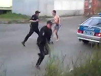 В Удмуртии голый мужчина с ножом нападал на прохожих и ранил полицейского (ВИДЕО)