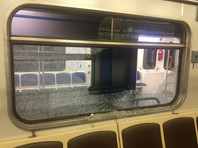 Установлено, что при следовании электропоезда от станции метро "Выхино" в сторону остановки "Лермонтовский проспект" злоумышленник "беспричинно, из хулиганских побуждений, произвел выстрелы в движущийся состав поезда". Пулями были разбиты два оконных стекла