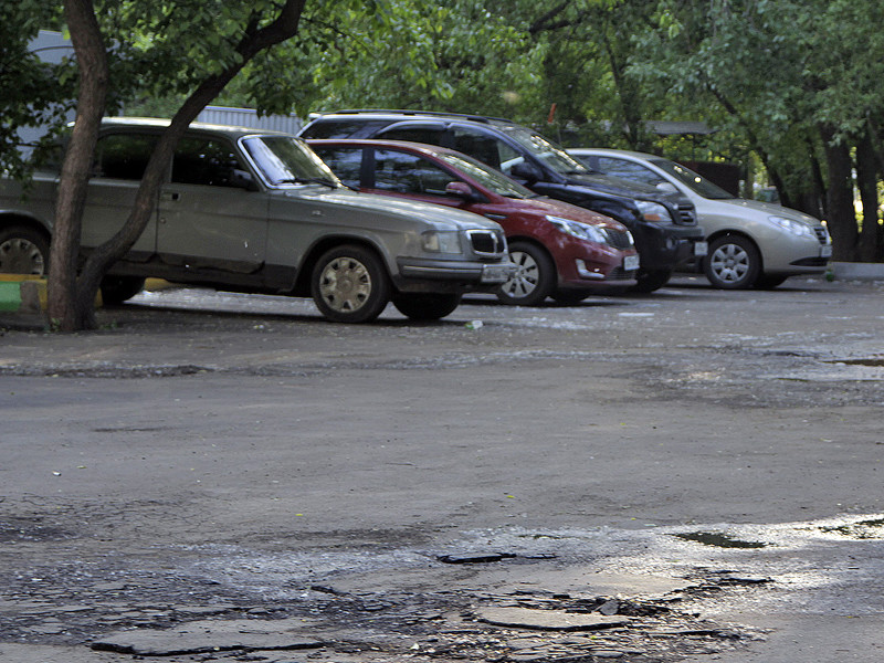 В Екатеринбурге борец за соблюдение правил парковки истыкал отверткой машину соседки и угрожает остальным