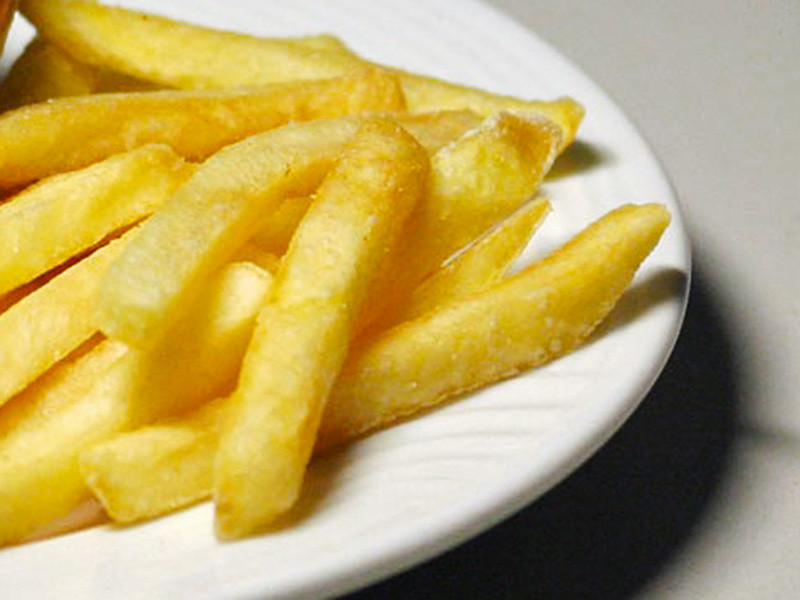 Американский полицейский арестовал женщину, съевшую три ломтика картошки фри из его тарелки