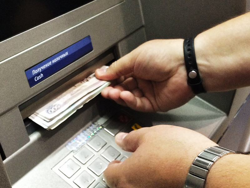 Омский полицейский поймал банкомат на ошибке и сутки воровал из него деньги