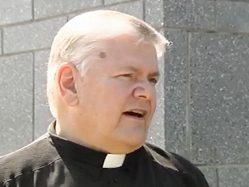66-летний монсеньор Джон Мраз обвинен в сексуальном насилии над детьми, преступном использовании средств связи и обороте непристойных материалов сексуального характера