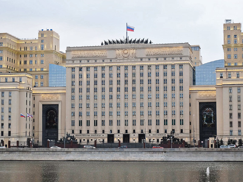 Зюзинский районный суд Москвы вынес 27 сентября приговор по уголовному делу, возбужденному в отношении 14 человек. Они признаны виновными в мошенничестве с объектами недвижимости, которые принадлежали министерству обороны. В банду аферистов входили армейские офицеры