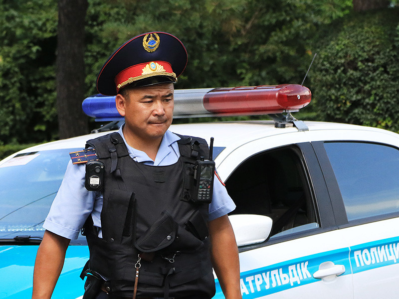 Казахстанская полиция задержала группу молодых людей, которые производили наркотики и продавали их через интернет. В незаконный бизнес были вовлечены студенты престижных вузов