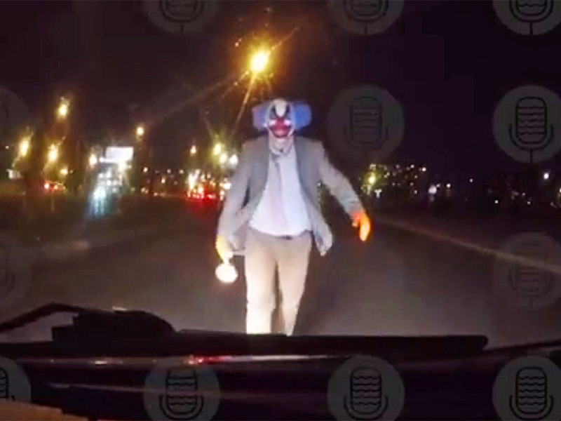 В Петербургском районе Купчино клоун с вантузом в руках напал на двигавшийся по дороге автомобиль. Это первое проявление в России жутковатого тренда, охватившего множество стран