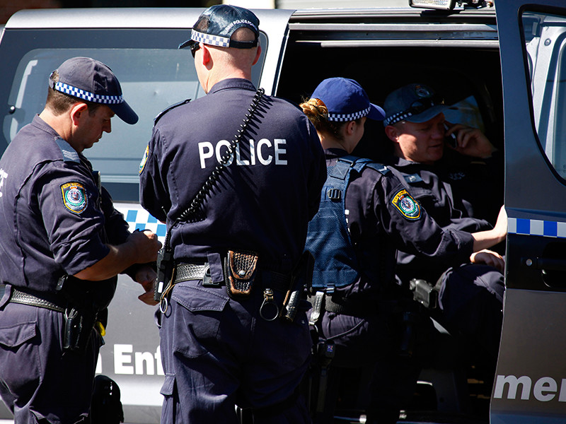 Полиция Сиднея в Австралии арестовала 20-летнего Дэниела Чапмена, которого подозревают в отцеубийстве. Мотивом расправы стало то, что глава семейства попытался заставить сына проводить меньше времени за компьютером. С этой целью мужчина разъединил интернет-кабель в своем жилище