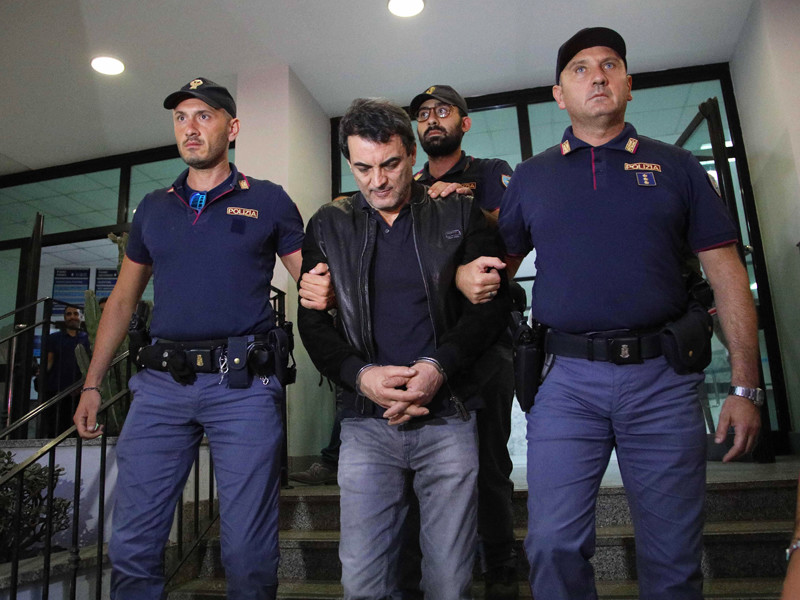 Итальянские полицейские задержали главу мафиозного клана, который входит в список из ста самых опасных преступников в мире. В руки сотрудников правоохранительных органов попал Антонио Пелле по прозвищу Мама