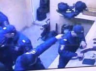 Убийство 27-летнего сотрудника Нацгвардии Никиты Павлутина его напарником, произошедшее во вторник, 18 октября, в оружейной комнате отдела вневедомственной охраны на Кусковской улице Москвы, было снято камерами видеонаблюдения