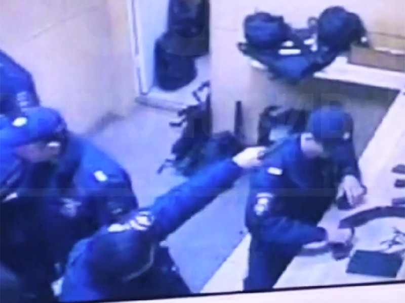 Убийство 27-летнего сотрудника Нацгвардии Никиты Павлутина его напарником, произошедшее во вторник, 18 октября, в оружейной комнате отдела вневедомственной охраны на Кусковской улице Москвы, было снято камерами видеонаблюдения