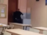 В иркутской школе 15-летний ученик избил в классе девочку (ВИДЕО)