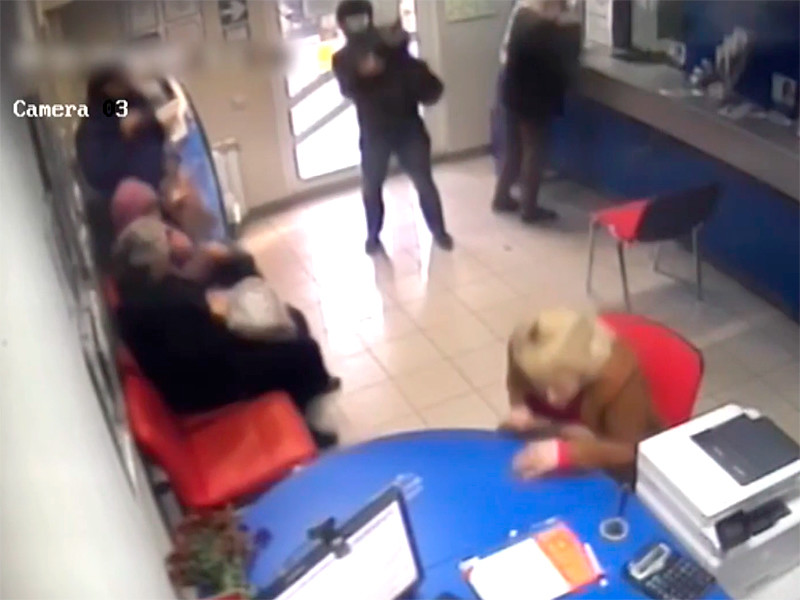 В Краснодаре перепуганные грабители сбежали из банка, включив сигнализацию выстрелом из обреза