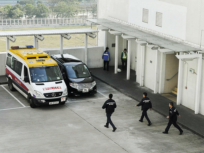 Полиция Гонконга задержала за ограбление мужчину с российским паспортом. По предварительным данным, злоумышленник напал на сотрудницу пункта обмена валют, расположенного на территории воздушной гавани