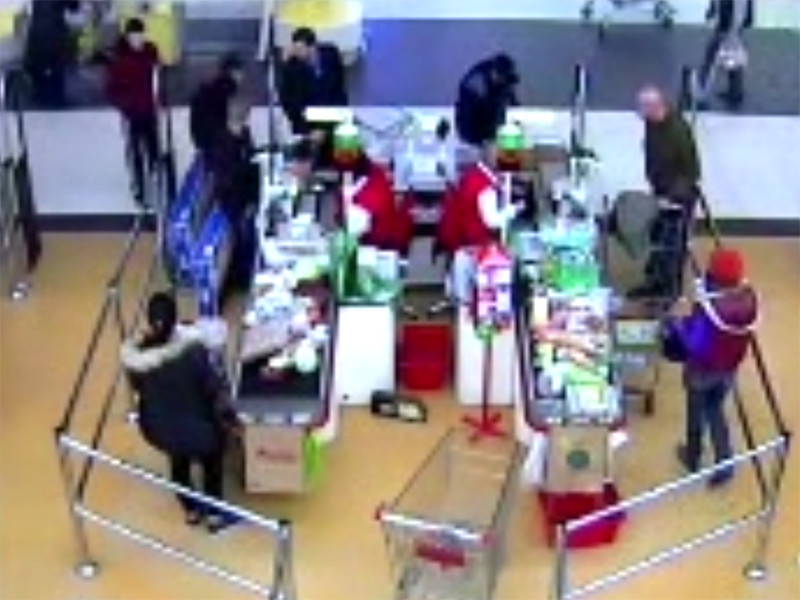 В Подмосковье 19-летний гастарбайтер протащил мимо кассы супермаркета два плазменных телевизора