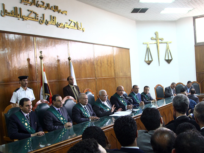 В Египте суд вынес приговор стражу порядка, который признан виновным в убийстве мужчины и расстреле еще двух человек